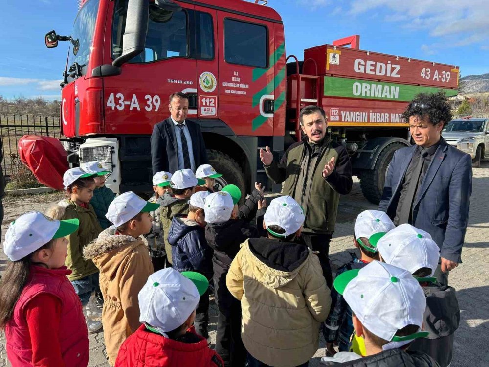 Minik Öğrenciler Kızılçam Fidanlarını Toprakla Buluşturdu