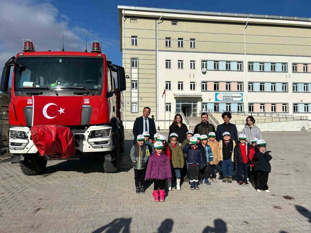 Minik Öğrenciler Kızılçam Fidanlarını Toprakla Buluşturdu