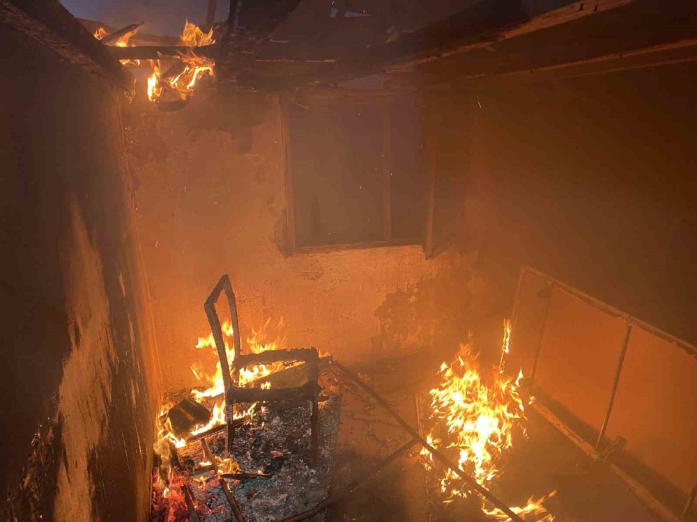 Terk Edilen Evde Çıkan Yangın Paniğe Neden Oldu