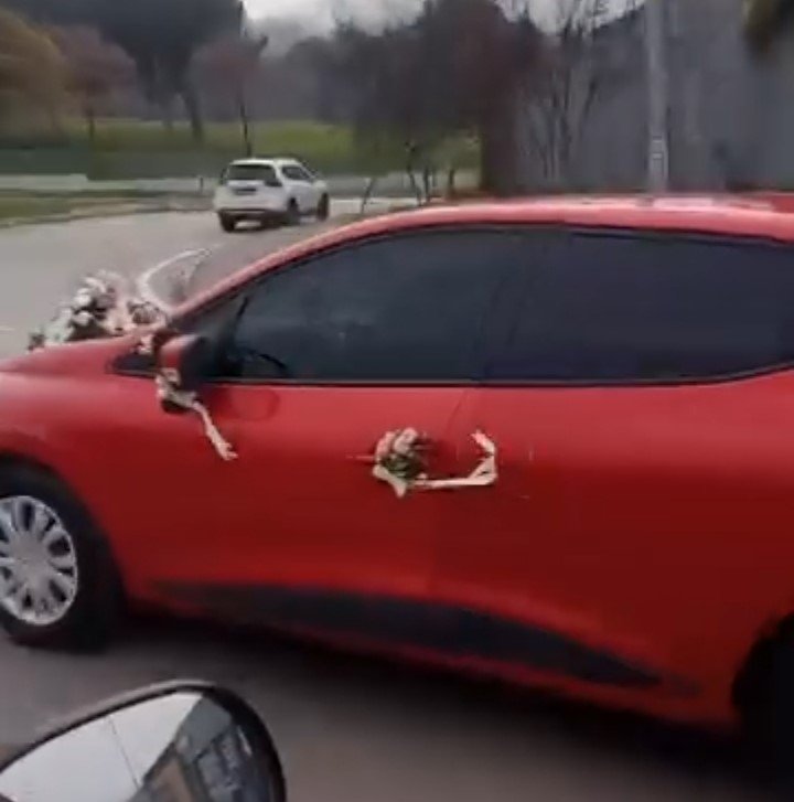 Boşanmayı Düğün Gibi Kutladı