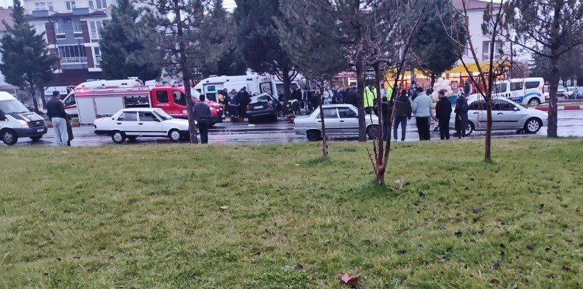 Orta Refüjdeki Ağaca Çarpan Otomobildeki 2 Kişi Yaralandı