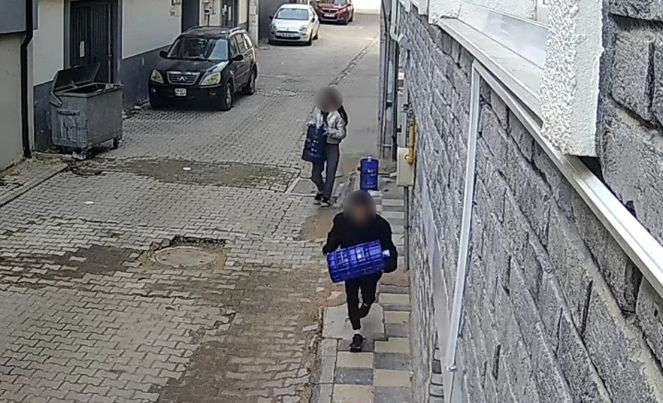 2 Çocuk Apartman Önündeki Damacanaları Çaldı
