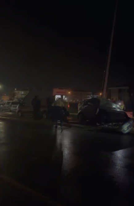 23 Yaşındaki Genç Aydınlatma Direğine Çarptı