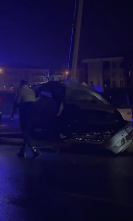 23 Yaşındaki Genç Aydınlatma Direğine Çarptı