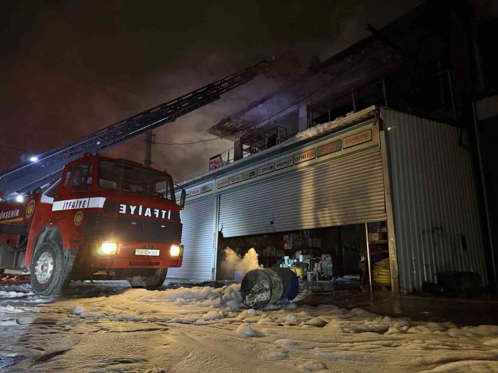 Hırdavat Dükkanı Alev Topuna Döndü