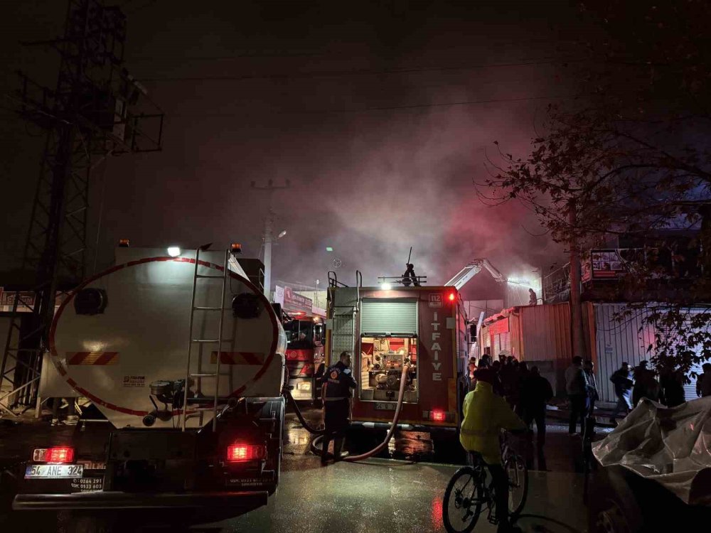 Hırdavat Dükkanı Alev Topuna Döndü