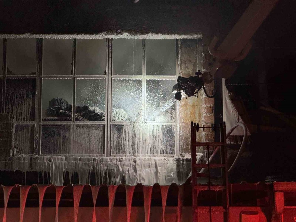 Hırdavat Dükkanı Alev Topuna Döndü