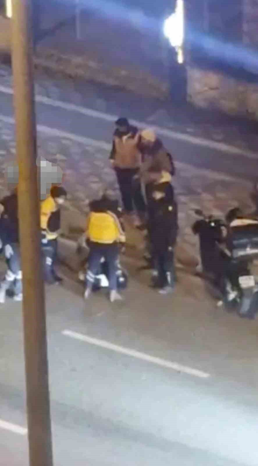 Motosikletten Düşen Kurye Yaralandı