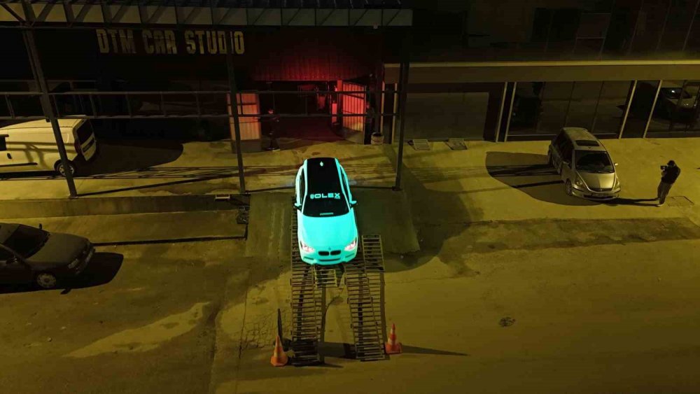 Nadir Olan Araç Gündüz Beyaz, Geceleri İse Yeşil Rengi İle Parlıyor