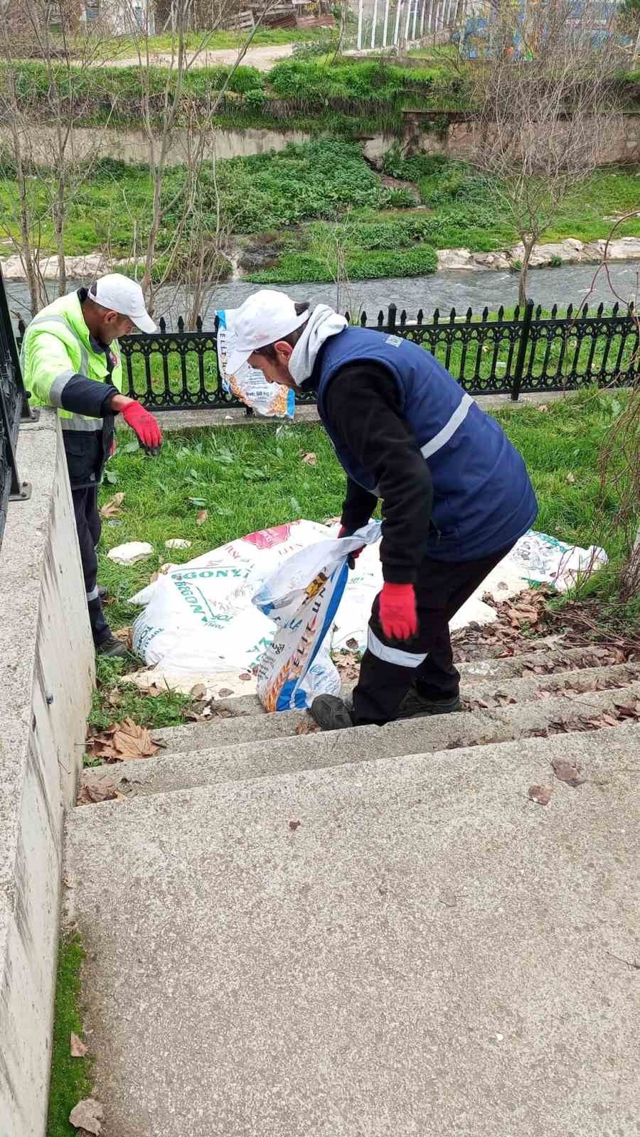 Yol Kenarına Atılan 15 Çuval Ekmek Hamuru Temizlendi