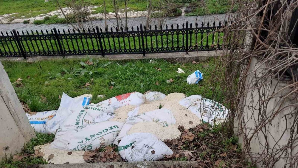Yol Kenarına Atılan 15 Çuval Ekmek Hamuru Temizlendi