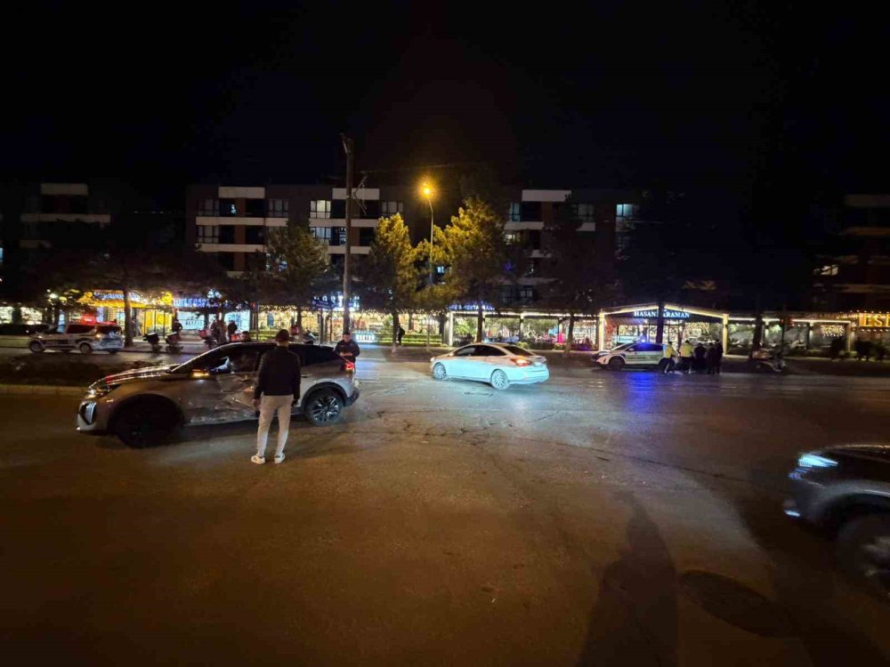 Araca Yandan Çarpan Motosikletli Yaralandı