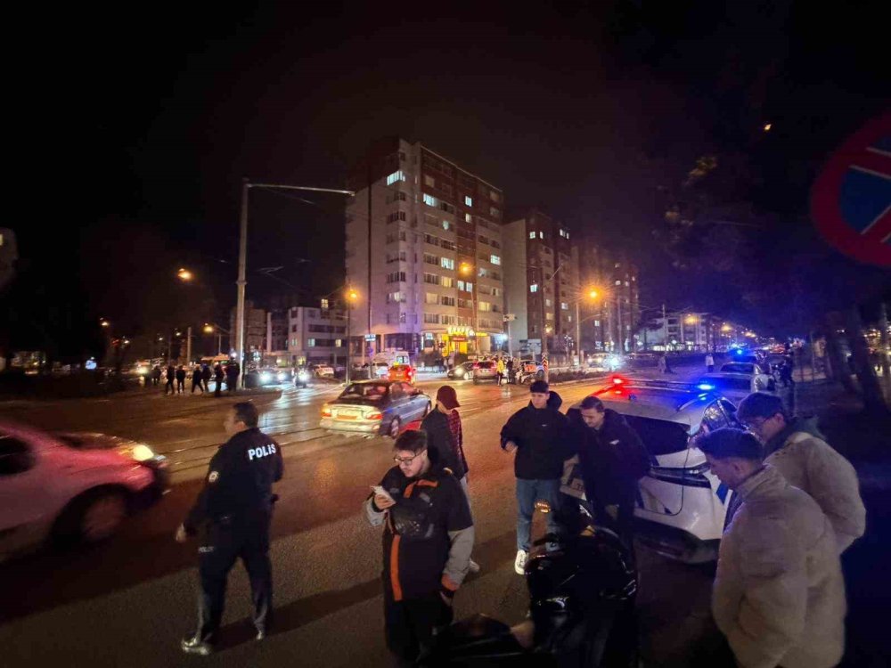 Araca Yandan Çarpan Motosikletli Yaralandı