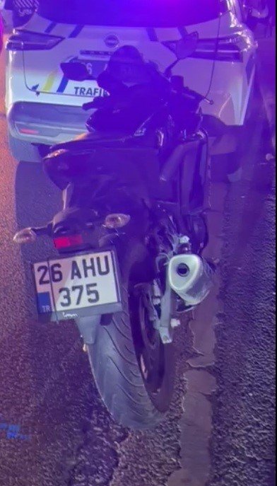 Araca Yandan Çarpan Motosikletli Yaralandı