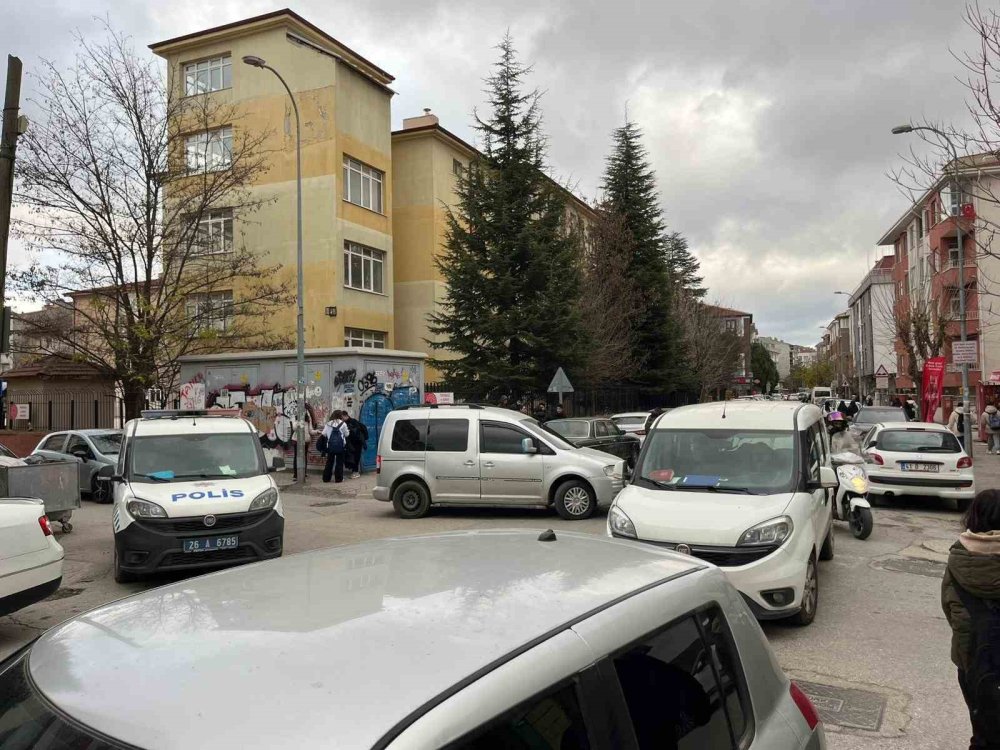 12 Yaşındaki Çocuk Okul Çıkışında Bıçaklandı