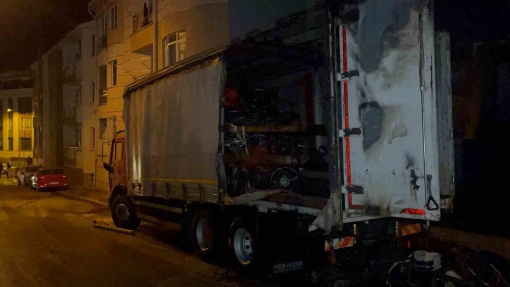 Bisiklet Yüklü Kamyonda Çıkan Yangının Sebebi Araştırılıyor