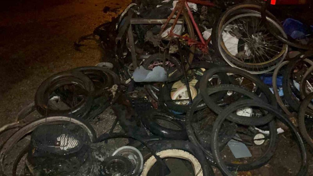 Bisiklet Yüklü Kamyonda Çıkan Yangının Sebebi Araştırılıyor