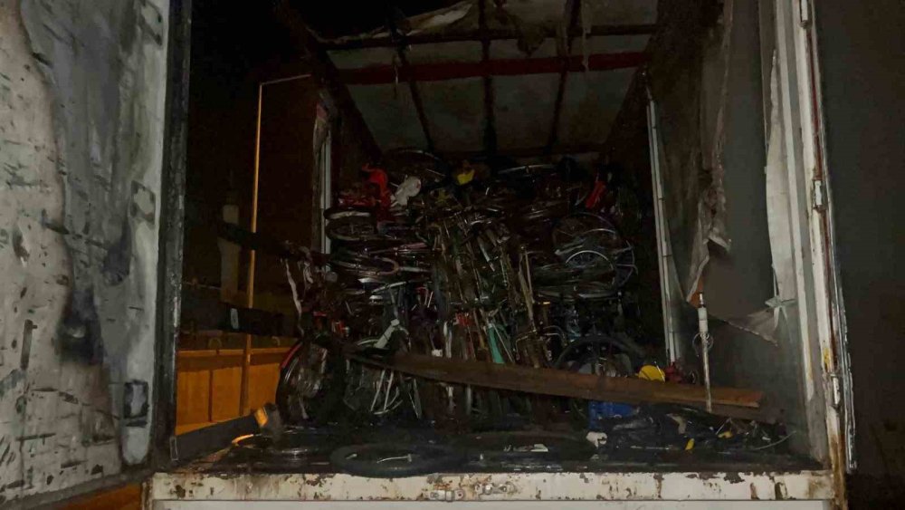 Bisiklet Yüklü Kamyonda Çıkan Yangının Sebebi Araştırılıyor