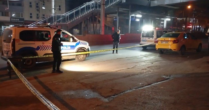 Gece Saatlerinde Eğlence Mekanı Önünde Silahlı Kavga: 1’i Ağır, 2 Yaralı
