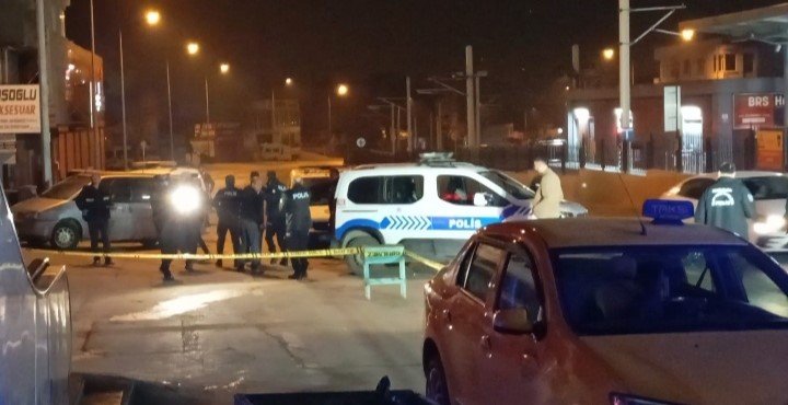 Gece Saatlerinde Eğlence Mekanı Önünde Silahlı Kavga: 1’i Ağır, 2 Yaralı