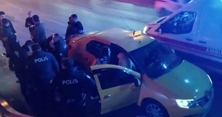 Gece Saatlerinde Eğlence Mekanı Önünde Silahlı Kavga: 1’i Ağır, 2 Yaralı