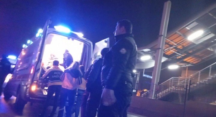 Gece Saatlerinde Eğlence Mekanı Önünde Silahlı Kavga: 1’i Ağır, 2 Yaralı