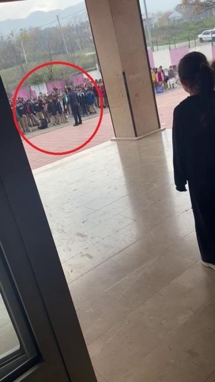 Okul Müdürü, Sinirlendiği Öğrenciyi Herkesin İçinde Darp Etti