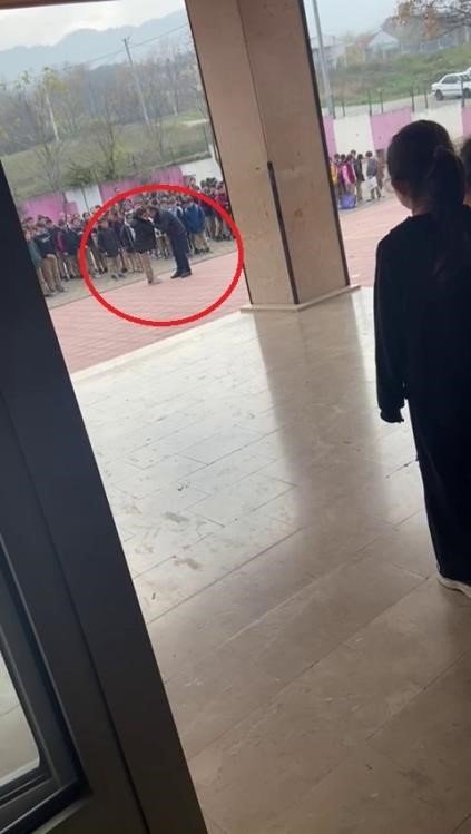Okul Müdürü, Sinirlendiği Öğrenciyi Herkesin İçinde Darp Etti