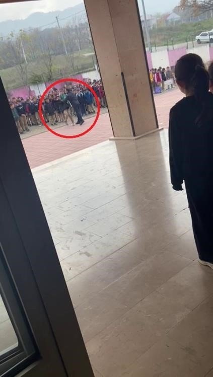Okul Müdürü, Sinirlendiği Öğrenciyi Herkesin İçinde Darp Etti