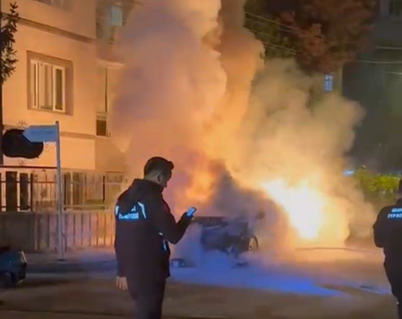 Seyir Halindeki Otomobil Alev Aldı