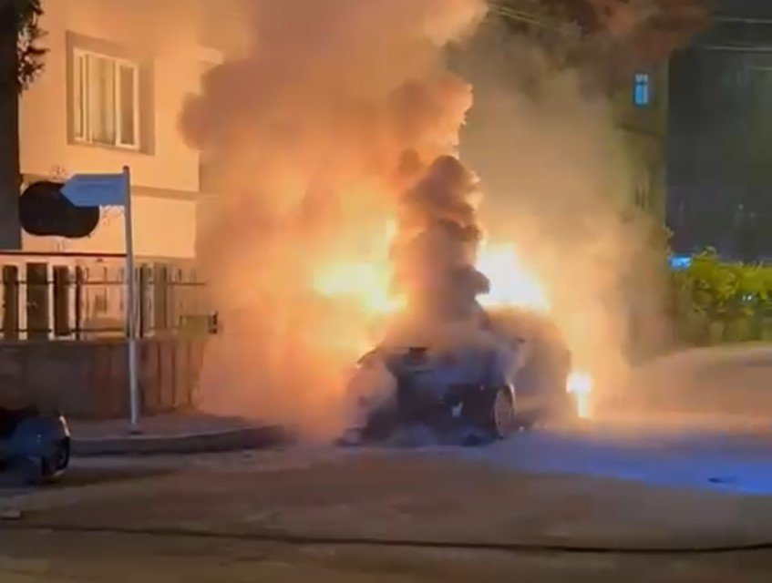 Seyir Halindeki Otomobil Alev Aldı
