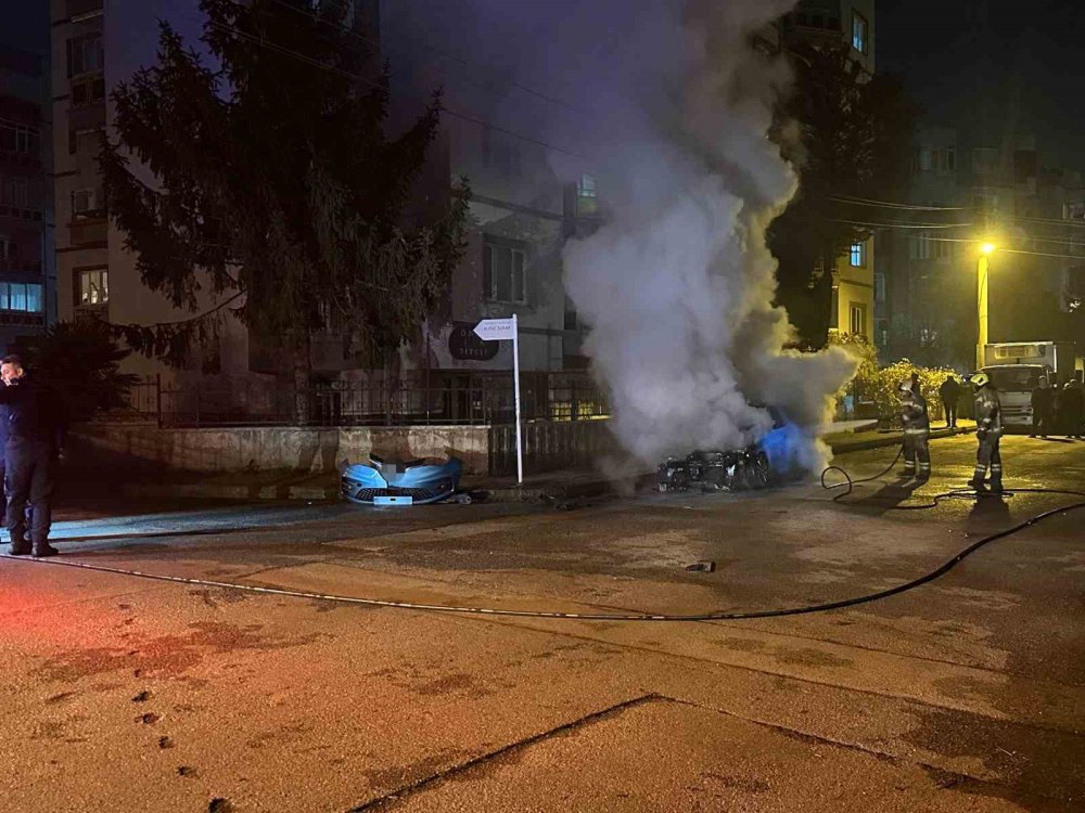 Seyir Halindeki Otomobil Alev Aldı