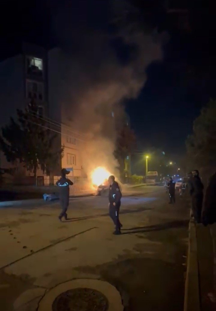 Seyir Halindeki Otomobil Alev Aldı