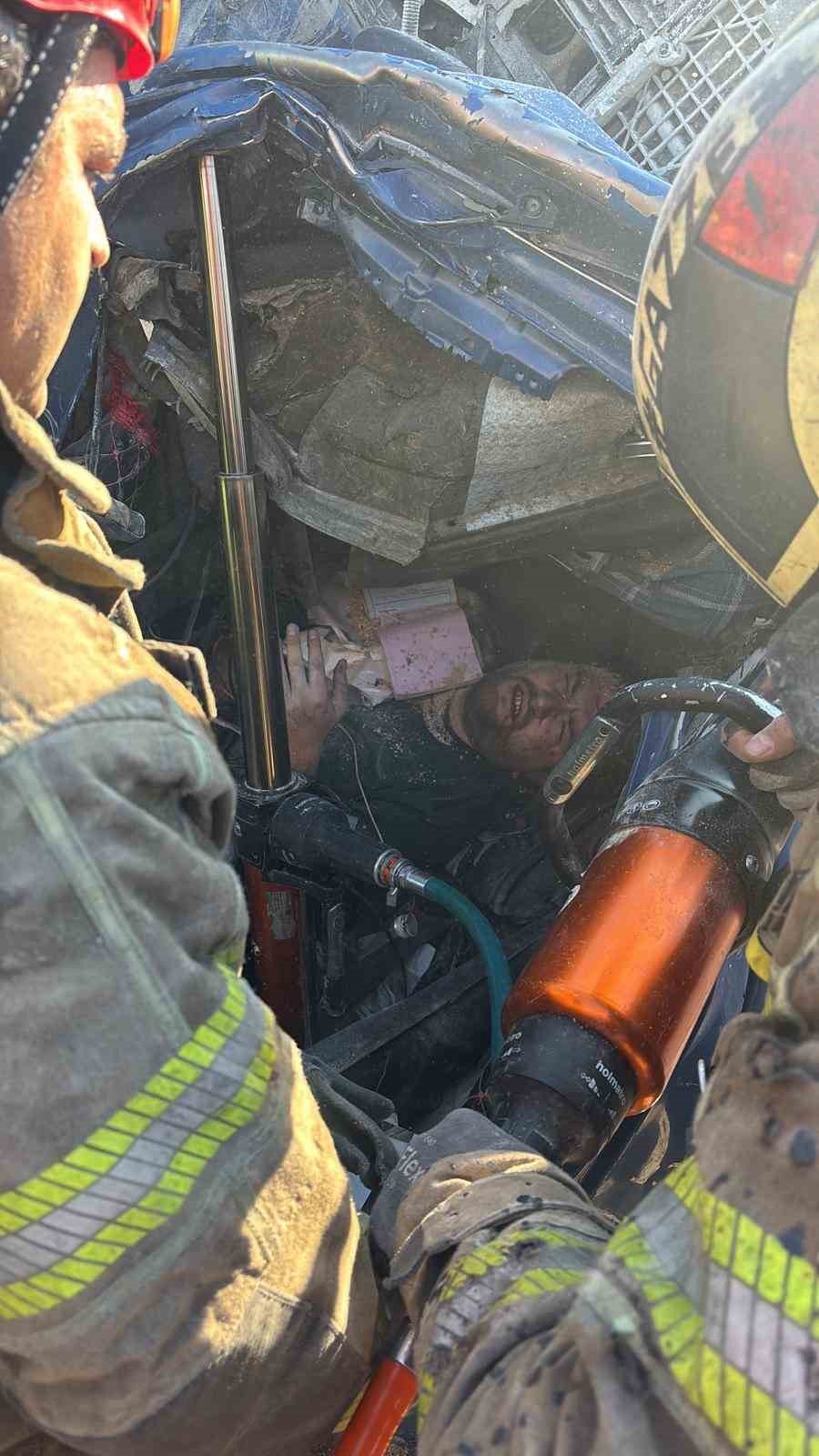 Bariyerlere Saplanıp Demir Yığınına Dönen Kamyon Kabininde Can Pazarı