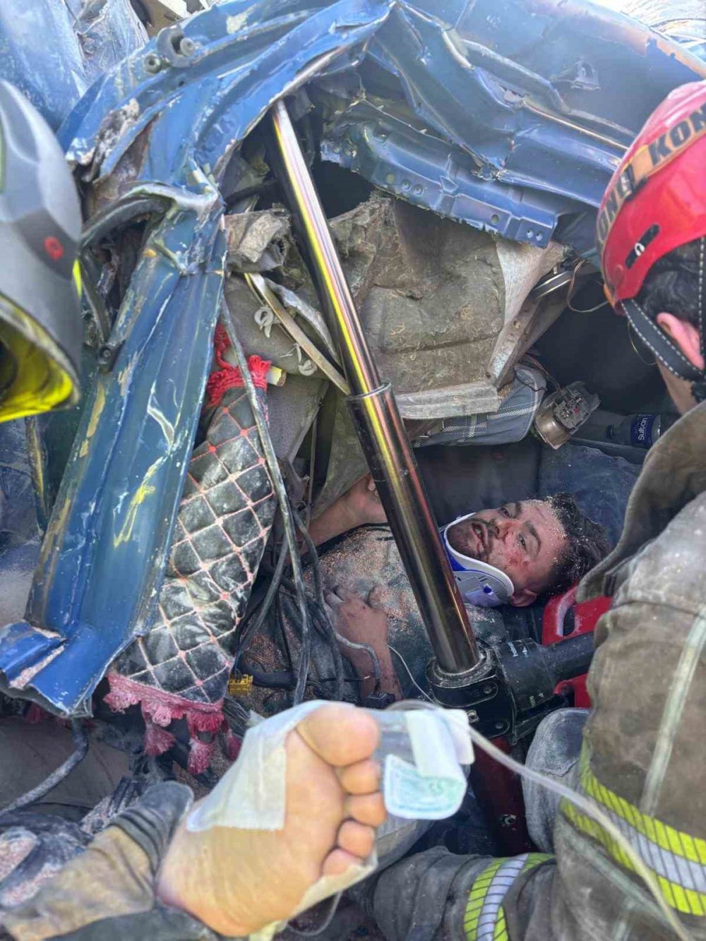 Bariyerlere Saplanıp Demir Yığınına Dönen Kamyon Kabininde Can Pazarı