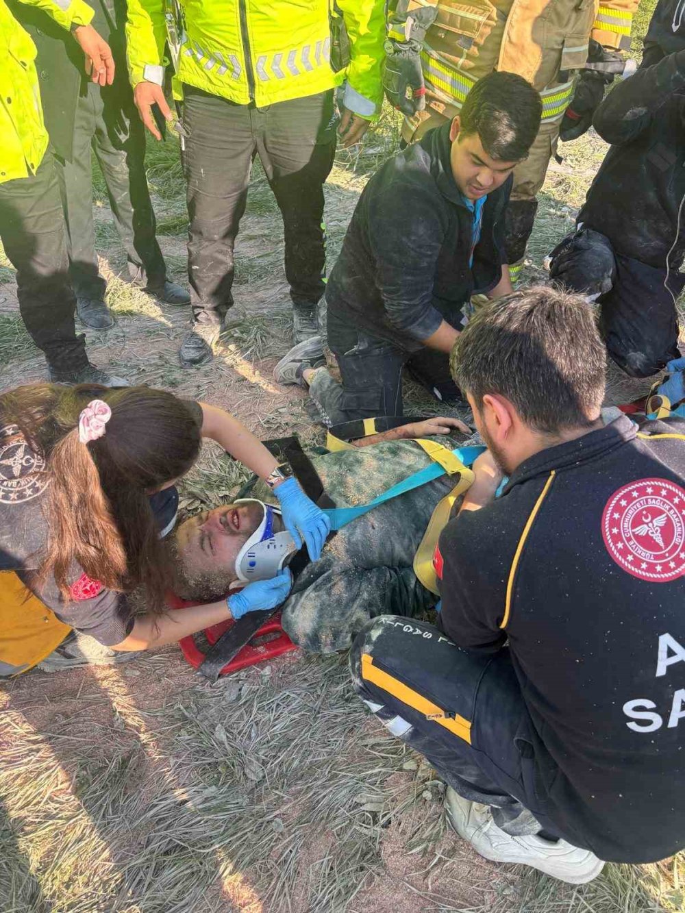 Bariyerlere Saplanıp Demir Yığınına Dönen Kamyon Kabininde Can Pazarı