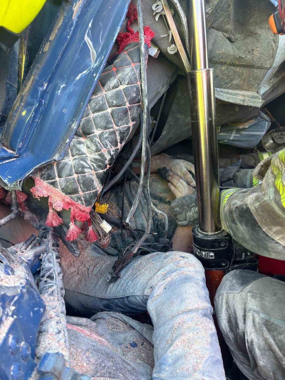 Bariyerlere Saplanıp Demir Yığınına Dönen Kamyon Kabininde Can Pazarı