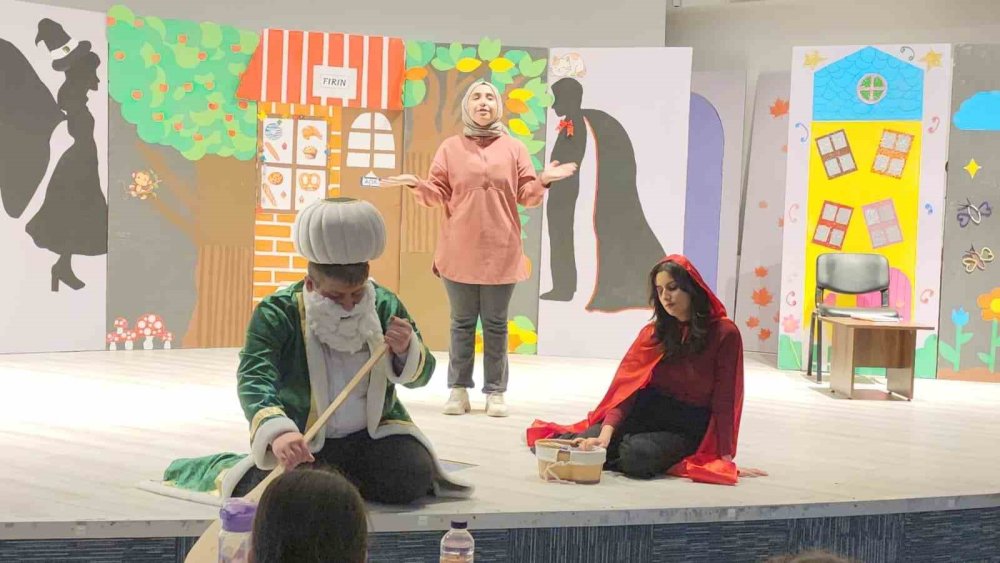 "Bir Dürüstlük Hikâyesi" Adlı Çocuk Tiyatrosu Öğrencilerle Buluştu
