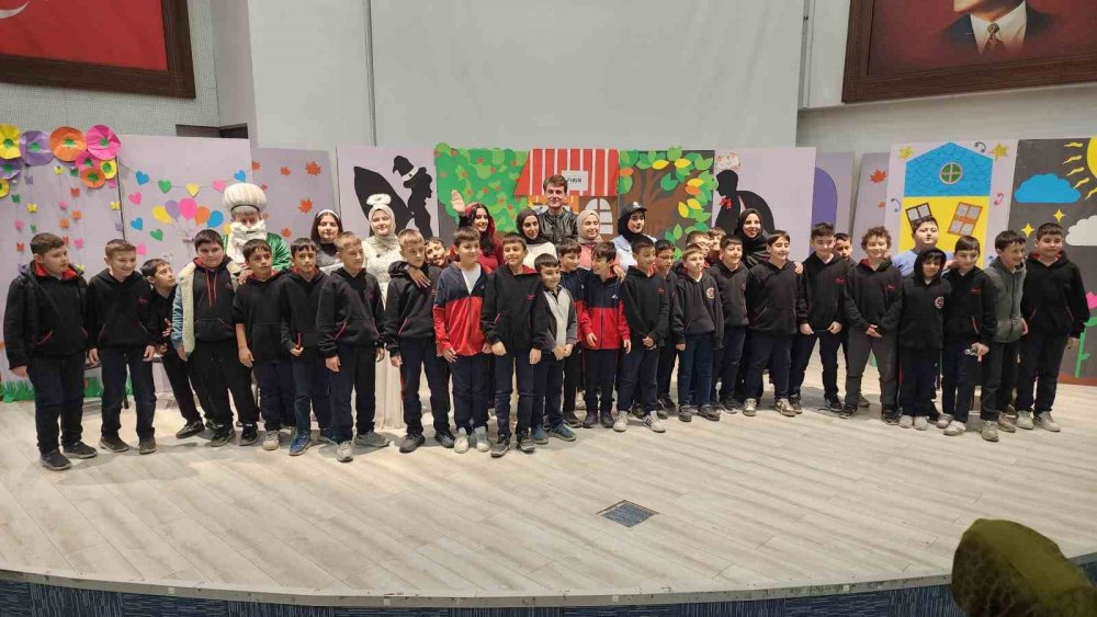 "Bir Dürüstlük Hikâyesi" Adlı Çocuk Tiyatrosu Öğrencilerle Buluştu