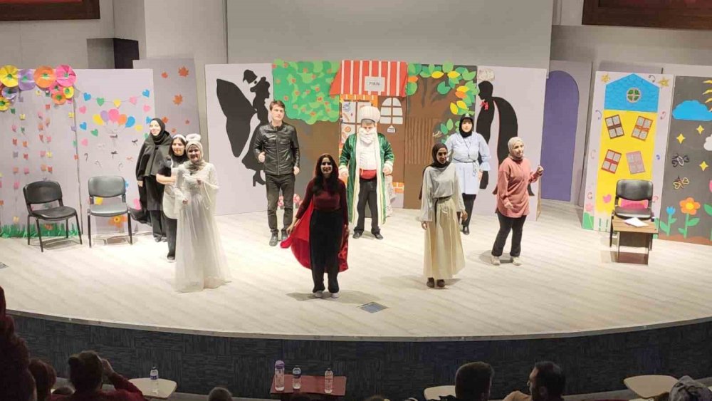 "Bir Dürüstlük Hikâyesi" Adlı Çocuk Tiyatrosu Öğrencilerle Buluştu