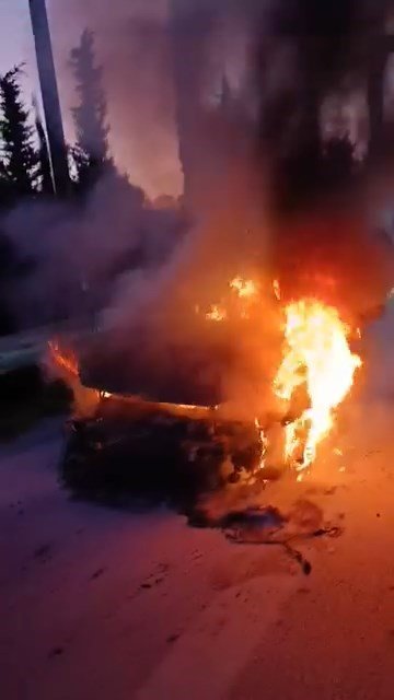 Hareket Halindeki Otomobil Alev Aldı