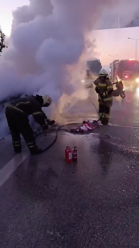 Hareket Halindeki Otomobil Alev Aldı