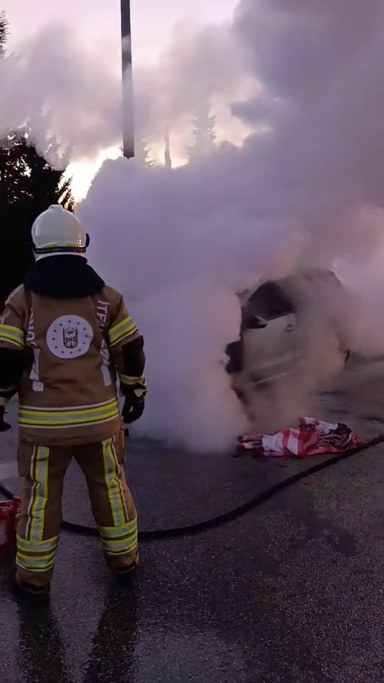 Hareket Halindeki Otomobil Alev Aldı