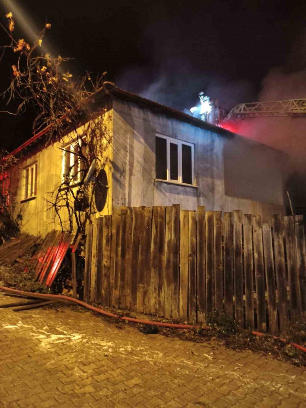 Samanlıkta Başlayan Yangın Eve Sıçradı