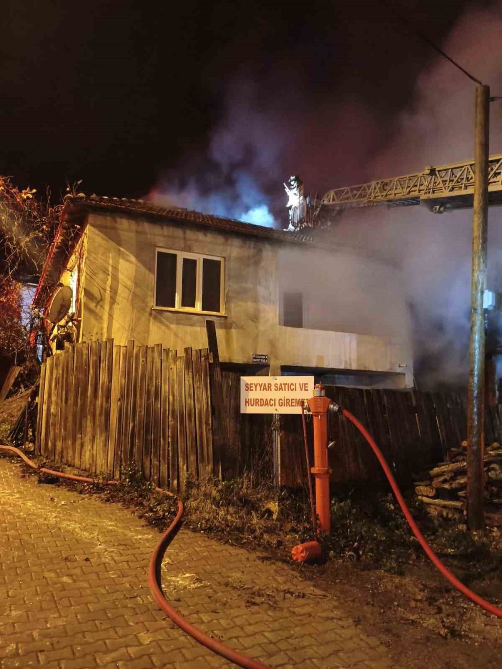 Samanlıkta Başlayan Yangın Eve Sıçradı