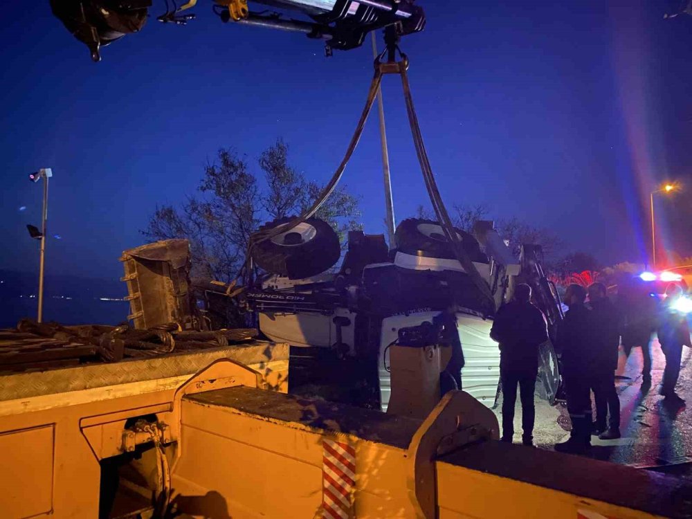 Vinçten Düşen İş Makinesi Paniğe Neden Oldu