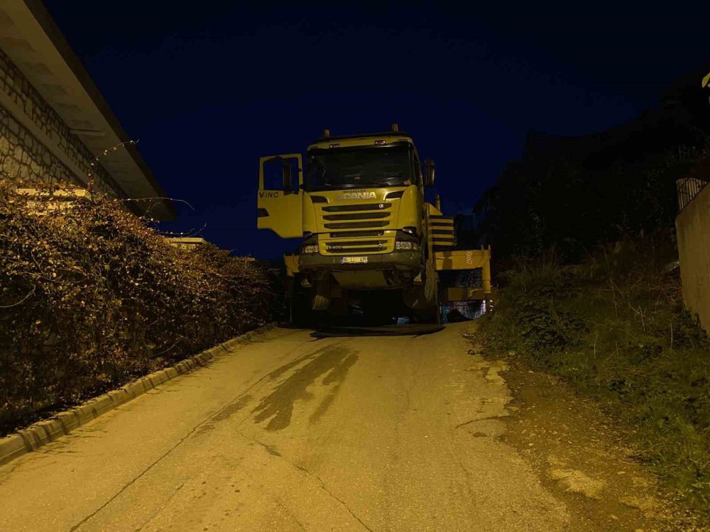 Vinçten Düşen İş Makinesi Paniğe Neden Oldu