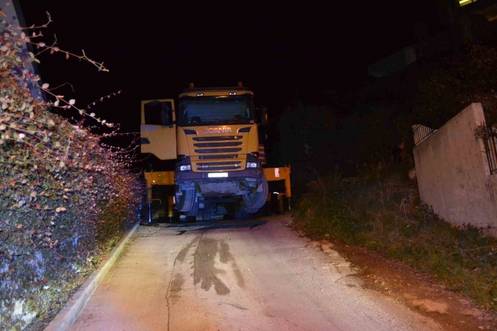 Vinçten Düşen İş Makinesi Paniğe Neden Oldu