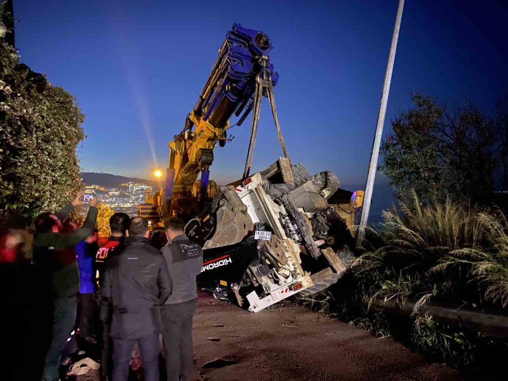 Vinçten Düşen İş Makinesi Paniğe Neden Oldu