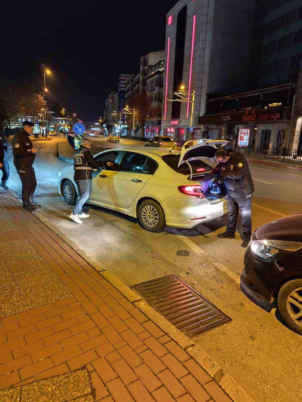Aranan Şahıslar Yakalandı, Uyuşturucu Madde Ele Geçirildi